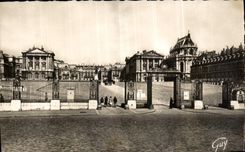 CPA Versailles et ses Merveilles Le Chateau les grilles la cour des ministres et la facade principal