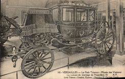 CPA Versailles Le Petit Trianon Musee des Voitures La voiture de mariage de Napoleon III 