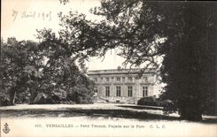CPA Versailles Petit Trianon Facade sur le Parc 