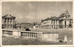 CPA Versailles et ses Merveilles Le Chateau Cour des Ministres et facade principale 