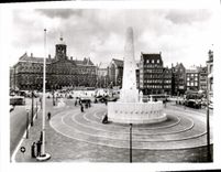 CPM Amsterdam Dam le avec le Palais Royal et le Monument National 