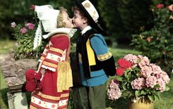 CPM La Bretagne Enfants en costumes de Fouesnant Finistere 