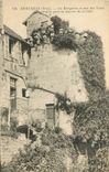 CPA Domfront Orne Les Remparts et une des Tours construites pour la defense de la Ville 