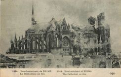 CPA Bombardement de Reims La Cathedrale en feu Militaria