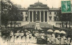 CPA Marseille Le Palais de Justice et la Statue de Berryer Nourrices Enfants