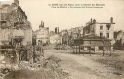 CPA Reims dans les Ruines apres la retraite des Allemands Militaria