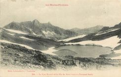 CPA Les hautes Pyrenees Le lac Badet et le Pic de Neouvielle 
