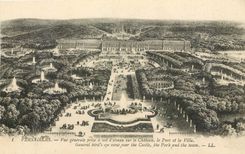 CPA Versailles vue generale prise a vol d'oiseau sur le Chateau le Parc et la Ville 