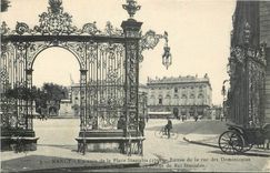 CPA Nancy un coin de la Place Stanislav entree de la rue des Dominicains 