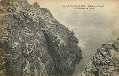 CPA La Pointe du Raz l'Enter de Plogoft la Cheminee du Diable 