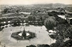 CPA Nimes l'Esplanade la Fontaine Pradier et les Arenes 