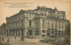 CPA Reims dans ses annees de bombardements Bombardement of Rheims Le Grand Yheatre a gauche le Palai