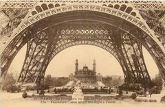 CPA Paris le Trocadero vu sous la Tour Eiffel 
