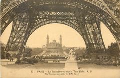 CPA Paris le Trocadero vu sous la Tour Eiffel 