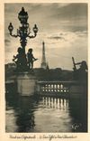 CPA Paris au Crepuscule la tour Eiffel du Pont Alexandre III 