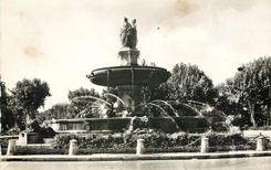 CPA La Cite du Roy Rene Aix en Provence La Grande Fontaine sur la Roonde 