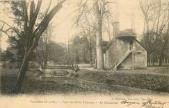CPA Versailles S et O Parc du Petit Trianon le Colombier 