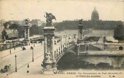 CPA Paris Vue panoramique du Pont Alexandre III et l'Hotel des Invalides 