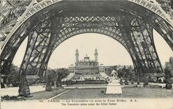 CPA Paris le Trocadero vu sous la Tour Eiffel 