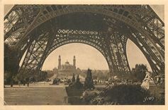 CPA Paris en flanant Sous la Tour Eiffel dans le fond le Trocadero 