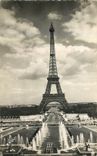 CPA Paris en Flanant la Tour Eiffel 