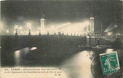 CPA Paris Illumination du Pont Alexandre II et de l'Esplanade des Invalides un soir de fete de nuit 
