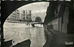 CPA Paris Promenade sous les Ponts Notre Dame