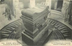 CPA Paris Hotel des Invalides Tombeau de Napoleon les 54 Drapeaux pris a Austerlitz entourent le Mon