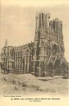 CPA Reims dans les ruines apres la Retralle des Allemands la Cathedrale 