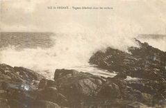 CPA Behat Vagues desferlant dams les rochers 