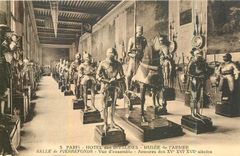 CPA Paris Hotel des Invalides Musee de l'Armee Salle de Pierrefonds vue d'ensemble armures des XV XV