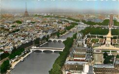 CPA En Avion sur Paris a gauche la Tour Eiffel a droite le Palais du Louvre la Place du Carrousel le