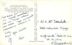 CPA En Avion sur Paris a gauche la Tour Eiffel a droite le Palais du Louvre la Place du Carrousel le