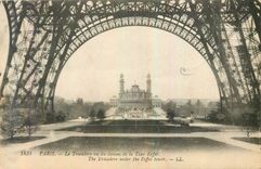 CPA Paris le Trocadero vu du dessous de la Tour Eiffel 