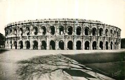 CPA La Provence romaine nimes les Arenes Romaines 