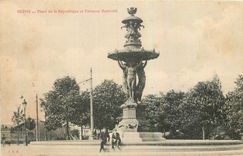 CPA Reims Place de la Republique et Fontaine Bartholdi 
