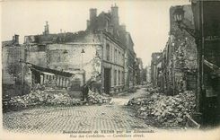 CPA Bombardement de Reims par les Allemands Rue des Cordeliers Militaria