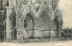 CPA Reims La Cathedrale Le Grand Portail prolege par des sacs de sable 