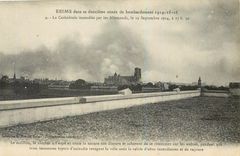CPA Reims dans la deuxleme Annee de Bombardement 1914 1915 1916 La Cathedrale incendiee par les Alle