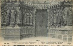 CPA Reims La Cathedrale Ebrassement du Porche droit Grand Portail 