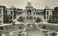 CPA La Carrefour du Monde Marseille Le Palais Longchamp 
