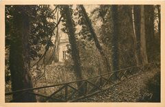 CPA Splendeurs et Charmes de Versailles Un Sentier pres du Temple de la Musique 