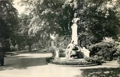 CPA Lille Nord Monument de Desrousseaux auteur du p'tit Quinquin 