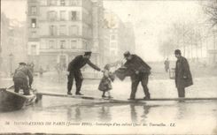 Floods of Paris CPA January 1910 Rescue of a child Quay of the Small towers