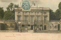 CPA Versailles Le Petit Trianon Entree principale La Cour d'honneur 