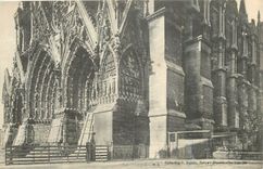 CPA Reims dans sa deuxieme annee de bombardement La cathedrale incendiee par les Allemands Le Grand 