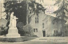 CPA Domremy Maison natale de Jeanne d'Arc et Statue de Mercie 