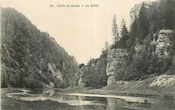 CPA Vallee du Doubs Un Defile 