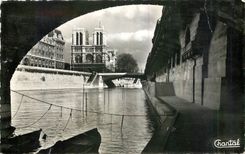 CPM Paris Promenade sous les Ponts 