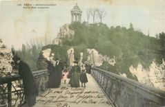 CPA Paris Buttes Chaumont Sur le Pont suspendu 